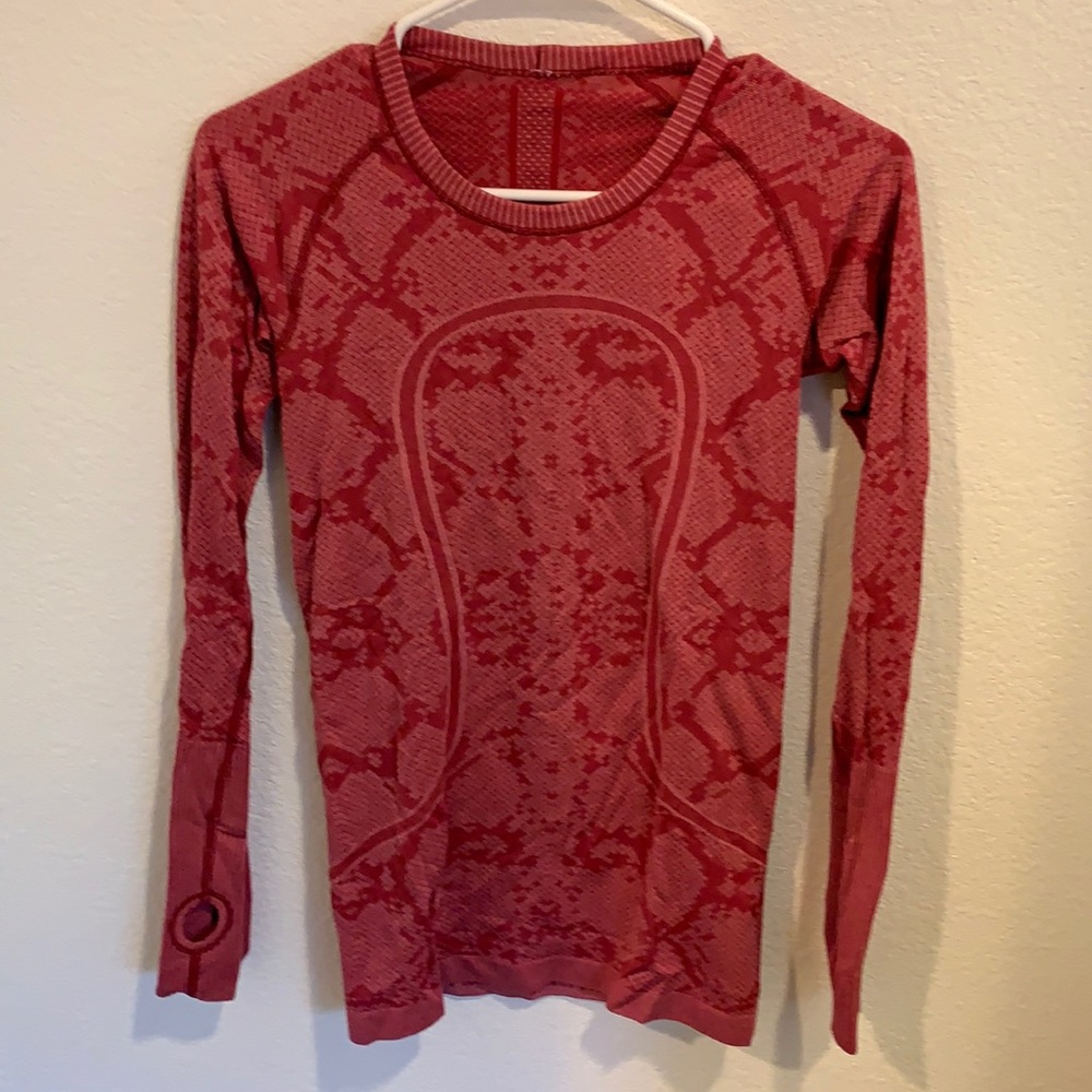 Lululemon swiftly tech Top, thumbholes, fitted, excellent condition!!